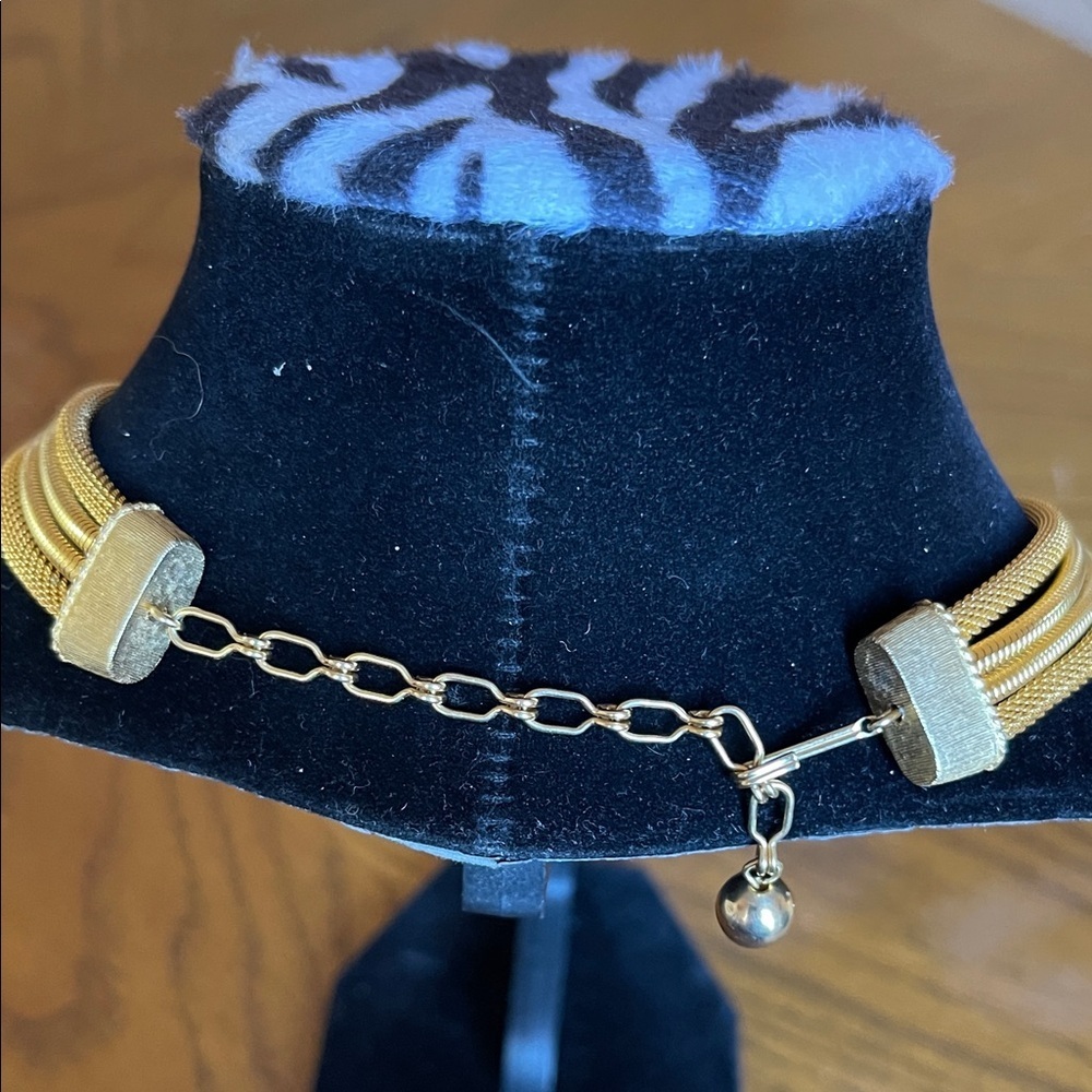 Elegant Gold Necklace - Picture 2 of 4